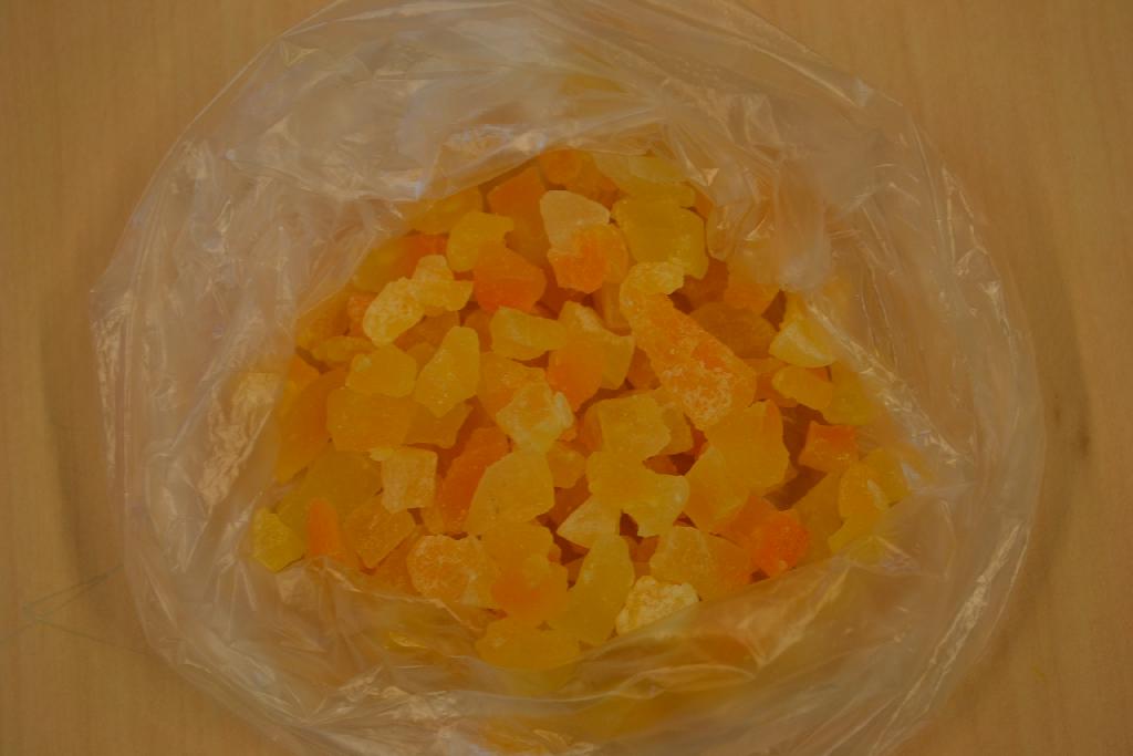 Stukjes Cantaloupe meloen, met onder meer de volgende kenmerken:
- gedroogd;
- met toegevoegde suiker;
- bevat geen alcohol. 
De stukjes meloen worden aangeboden in verpakkingen van meer dan 1 kilo.