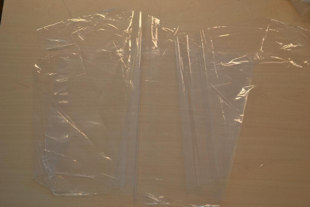 Een doorzichtige folie van polymelkzuur. 
Het product voldoet niet aan de eisen van foliën van polyethyleennaftaleen-2,6-dicarboxylaat en wordt daarom ingedeeld als folie van andere polyester.