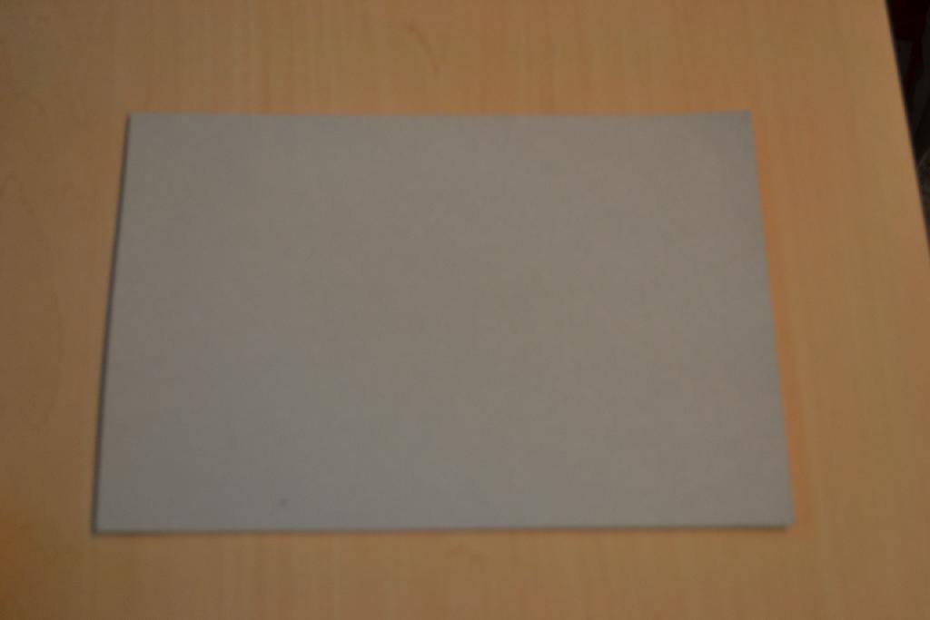 Een gele of witte zelfklevende reflecterende folie met onder meer de volgende kenmerken:
- bestaand uit een laag polyurethaan;
- aan de onderzijde voorzien van een laag microbolletjes,
  die zijn ingebed in een laag polyvinylbutyral;
- voorzien van een kleeflaag;
- voorzien van een beschermfolie;
- voorzien van beveiligingsmerktekens;
- met een breedte van minder dan 20 cm.

Deze BTI vervangt de BTI met het referentienummer NL-RTD-2011-002266, naar aanleiding van de uitspraak op bezwaar met het kenmerk 11/379/6340/143.