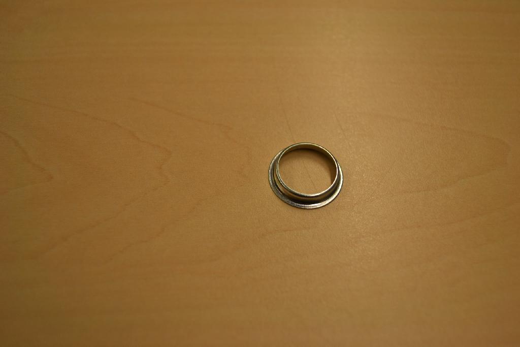 Een ring met onder meer de volgende kenmerken:
- bestemd als afsluitring in een airco;
- vervaardigd van ijzer of staal;
- met een diameter van ongeveer 2 cm, een inwendige 
  diameter van ongeveer 1,5 cm en een opstaande rand van ongeveer 
  0,3 cm aan de binnenzijde.