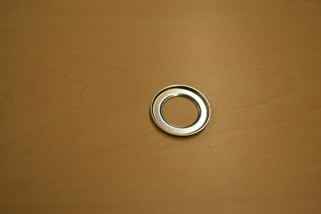 Een ring met onder meer de volgende kenmerken:
- bestemd als afsluitring;
- de ring is vervaardigd van ijzer of staal;
- de ring heeft een diameter van ongeveer 2,5 cm, een inwendige 
  diameter van ongeveer 1,5 cm en een opstaande rand van ongeveer 
  0,2 cm aan de binnenzijde.
