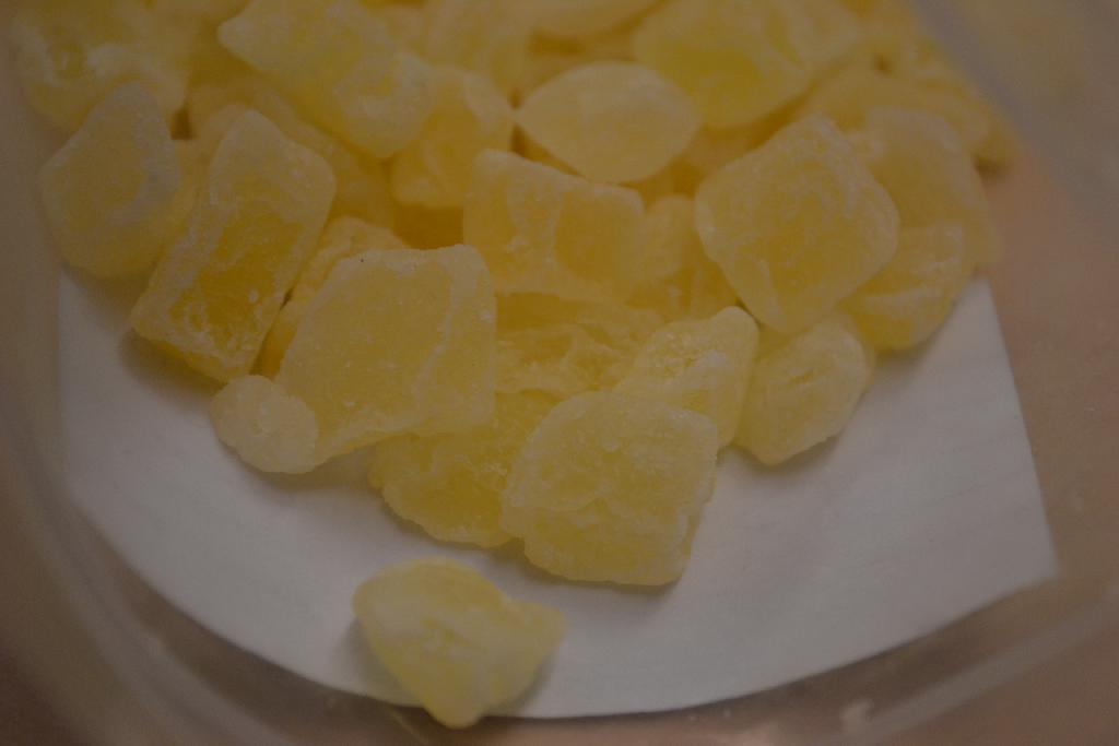 Peren, op een andere wijze bereid of verduurzaamd, met onder meer de volgende kenmerken:
- geel;
- gedroogd fruit;
- in stukjes;
- geen alcohol bevattend;
- voorzien van toegevoegde suikers;
- een suikergehalte van meer dan 15 gewichtsprocenten.
Het product wordt aangeboden in een verpakking van 1 kg.