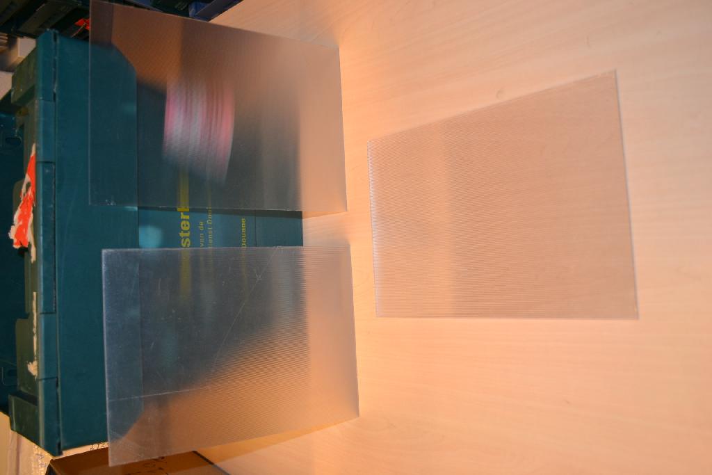 Een zogenoemde lenticulaire plaat, met onder andere de volgende kenmerken:
- vervaardigd van kunststof;
- rechthoekig van vorm;
- doorschijnend;
- flexibel;
- voorzien van evenwijdige ribbels aan één zijde;
- in verschillende diktes.
Het product wordt gebruikt bij drukwerk of prints. Door de optische werking van de plaat wordt een driedimensionaal beeld verkregen. Het betreft een optisch element zoals bedoeld bij GS-post 9001.