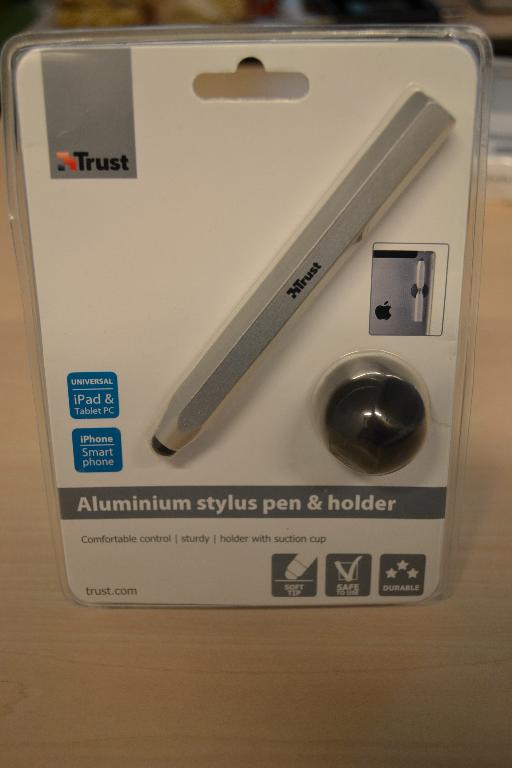 Een zogenoemde stylus of touch pen, met onder andere de volgende kenmerken: 
- volgens opgave vervaardigd van aluminium;
- voorzien van een zacht topje van -volgens opgave- rubber;
- zeskantig;
- met een lengte van ongeveer 11,5 cm.
Het artikel wordt gebruikt bij het bedienen van aanraakschermen (touchscreens) van bijvoorbeeld smartphones of tablets en is opgemaakt voor de verkoop in het klein en wordt aangeboden tezamen met een niet karakterbepalende houder in een blisterverpakking. Het wezenlijke karakter van de stylus pen wordt toegekend aan het topje van rubber.