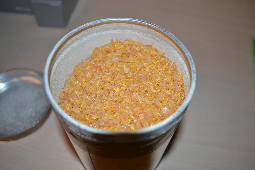 Niet-gehydrogeneerd koolwaterstofhars, met onder meer de volgende kenmerken:
- gele brokjes;
- verkregen door polymerisatie van C5 tot C10 alkenen en/of cyclopentadieen en dicyclopentadieen;
- met een kleur van 11 op de kleurschaal van Gardner voor het zuivere product.
Het product wordt op industriële schaal gebruikt voor de productie van inkt en kleefstofen.