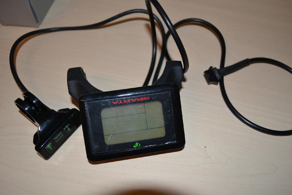 Een beeldscherm met bedieningsunit, bestemd voor opbouw aan het stuur van een zogenoemde e-bike of Pedelec, met -volgens opgave- onder andere de volgende kenmerken:
- een lcd-scherm met passieve matrixelementen voor het aflezen van gegevens;
- voorzien van een klemring en een elektrokabel met een connector;
- met een aan- en uitschakelaar (door middel van de "mode knop");
- voorzien van een niveau instelling voor de mate van (trap)ondersteuning;
- met een batterij-indicator;
- met de mogelijkheid tot een ritregistratie;
- gevat in een behuizing van kunststof.
De kenmerkende hoofdfunctie van het toestel wordt toegekend aan het lcd-scherm zoals bedoeld bij GS-post 8531 van de gecombineerde nomenclatuur.