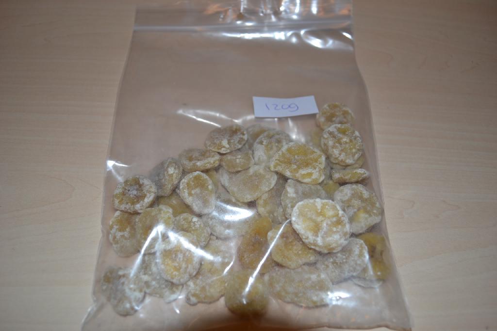 Stukjes banaan, met onder meer de volgende kenmerken:
- gedroogd;
- met toegevoegde suiker;
- bevat geen alcohol. 
De stukjes banaan worden aangeboden in verpakkingen met een netto inhoud van meer dan 1 kilo.