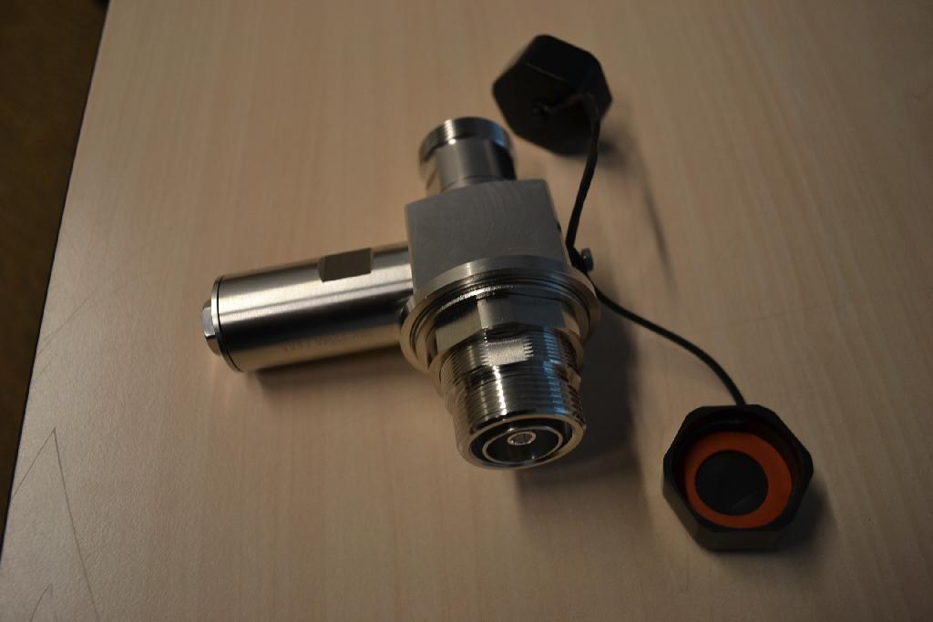 Een verbindingsstuk, met -volgens opgave- onder meer de volgende kenmerken:
- voor gebruik in een zend- en ontvangstmast voor mobiele telefonie;
- van koper;
- de buitenzijde is vernikkeld (plating);
- voorzien van kunststof beschermingsdoppen;
- in een T-vorm;
- een verbindingsstuk voor een coax kabel;
- beschermt het Base Transceiver Station (BTS) tegen blikseminslag;
- wordt gemonteerd op de wand van de BTS;
- de inkomende kant wordt verbonden met de antenne en de uitgaande kant met de BTS;
- de beveiliging werkt door middel van een "elektrische spiegel";
- werkt op een ¼ frequentie van de golflengte van het coaxsignaal;
- met afmetingen van 10 x 9,5 cm.