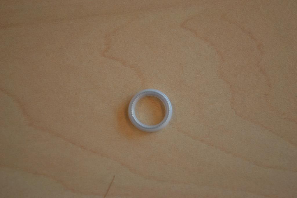 Een flexibele afdichtingsring met -volgens opgave- onder meer de volgende uiterlijke kenmerken:
- een buitenzijde van polytetrafluoretheen (teflon);
- de binnenzijde is voorzien van een spiraalring van metaal;
- het metaal is van roestvrijstaal;
- de binnenzijde is verend;
- voor afdichting tegen lekkage;
- corrosiebestendig;
- een diameter van 12 mm;
- een dikte van 2 mm.
Noch aan het metaal, noch aan de kunststof kan het wezenlijke karakter worden toegekend.