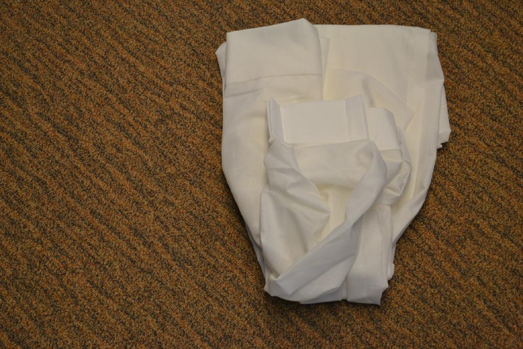 Geconfectioneerde geweven vitrage met onder meer de volgende kenmerken:
- van 100% polyester;
- aan weerszijden en aan de onderzijde omgezoomd;
- de bovenzijde is geplooid en is voorzien van, in hoogte verstelbare,
  kunststof ophanghaakjes;
- verkrijgbaar in diverse afmetingen.