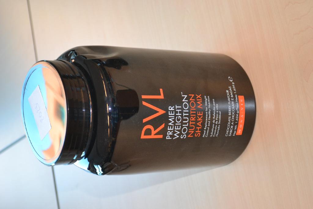 Een lichtbruin poeder, geschikt voor menselijke consumptie, met –volgens opgave– onder meer de volgende kenmerken en ingrediënten:
- whey protein concentrate;
- maltodextrin;
- organic cane sugar;
- isomaltulose;
- alkanized cacoa poeder.
Het betreft een cacao bevattend preparaat om een drank mee te maken, derhalve wordt het preparaat ingedeeld onder GS-post 1806 van de gecombineerde nomenclatuur. Het product wordt aangeboden in een pot met een netto-inhoud van ongeveer 1600 gram.