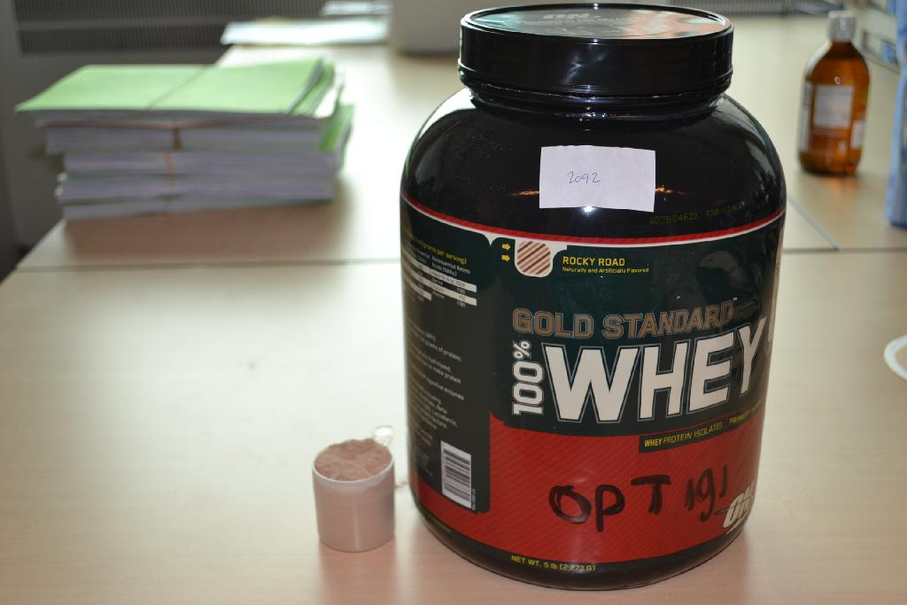 Een bereiding voor menselijke consumptie die cacao bevat met -volgens opgave- onder meer de volgende kenmerken en ingrediënten:
- in de verschijningsvorm van een bruin poeder;
- whey protein isolate;
- whey protein concentrate;
- whey peptides;
- cocoa;
- sucralose.
Het product is opgemaakt voor de verkoop in het klein en wordt aangeboden in een plastic pot met een schroefdopsluiting en een netto inhoud van 2,3 kg. Het sacharosegehalte (het gehalte aan invertsuiker, berekend als sacharose, daaronder begrepen) bedraagt minder dan 70 gewichtspercenten.