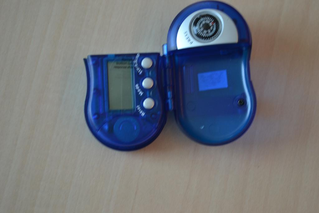 Een schredenteller gecombineerd met een kompas met onder meer de volgende kenmerken:
- een elektronisch werkende schredenteller (pedometer);
- geplaatst in een voorgevormde behuizing van kunststof;
- aan de binnenzijde voorzien van een lcd-scherm;
- onder het lcd-scherm zijn 3 bedieningsknoppen geplaatst;
- het artikel heeft in gesloten toestand afmetingen van ongeveer 6,5 x 3,5 cm;
- voorzien van een bevestigingsclip;
- werkend op een batterij;
- het kompas is aan de bovenzijde geplaatst en dient tevens als 
  drukknopopener voor de schredenteller.
De kenmerkende hoofdfunctie van het gecombineerde apparaat wordt toegekend aan de schredenteller zoals bedoeld bij GS-post 9029 van de gecombineerde nomenclatuur.