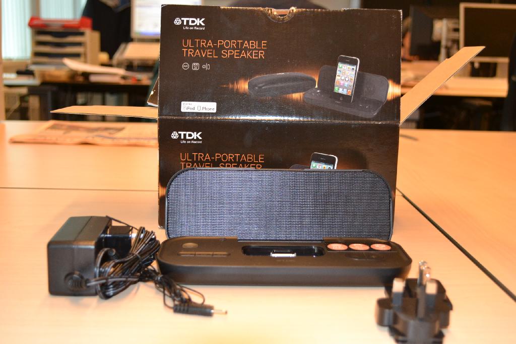 Een portable luidsprekerset, gemaakt voor iPod of iPhone, die tevens de functie van dockingstation kan vervullen. Het toestel heeft onder andere de volgende uiterelijke en technische kenmerken:
- inklapbaar;
- voorzien van twee ingebouwde luidsprekers;
- voorzien van een aan-/uitknop;
- voorzien van diverse bedieningsknoppen;
- voorzien van een oplaadfunctie voor alle iPodtoestellen;
- met aansluiting voor audio-in en een adapteraansluiting aan de rechterzijde;
- voorzien van een compartiment voor het plaatsen van vier batterijen (AAA).
De kenmerkende hoofdfunctie wordt bepaald door de luidsprekers. Het toestel wordt aangeboden tezamen met niet karakterbepalende goederen zoals een stroomadapter, twee verschillende stroomnetaansluitingen en een meertalige gebruikershandleiding.