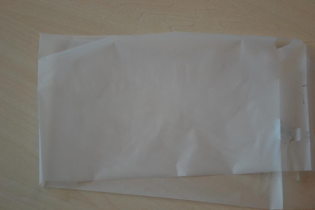 Een matwitte folie met onder meer de volgende samenstelling en kenmerken:
- bestaande uit een laag polypropyleen en een laag polyethyleen-vinylacetaat;
- met een veldikte van ongeveer 30 µm.
De folie wordt –volgens opgave– toegepast als een thermische lamineerfilm voor papier- en drukwerkveredeling bij bijvoorbeeld menukaarten boeken etcetera.
Het betreft geen zelfklevende folie zoals bedoeld bij GS-post 3919, derhalve wordt de folie ingedeeld onder GS-post 3920 van de gecombineerde nomenclatuur.