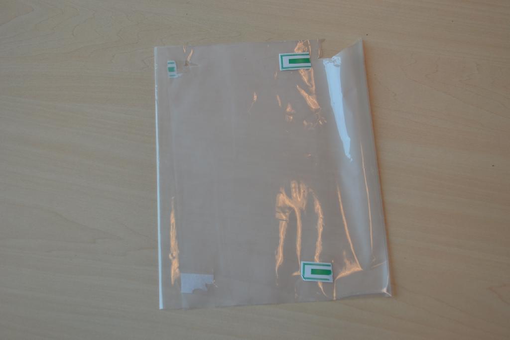 Een matwitte folie met onder meer de volgende samenstelling en kenmerken:
- bestaande uit een laag polypropyleen en een laag polyethyleen-vinylacetaat;
- met een veldikte van ongeveer 24 µm.
De folie wordt –volgens opgave– toegepast als een thermische lamineerfilm voor papier- en drukwerkveredeling bij bijvoorbeeld menukaarten boeken etcetera.
Het betreft geen zelfklevende folie zoals bedoeld bij GS-post 3919, derhalve wordt de folie ingedeeld onder GS-post 3920 van de gecombineerde nomenclatuur.