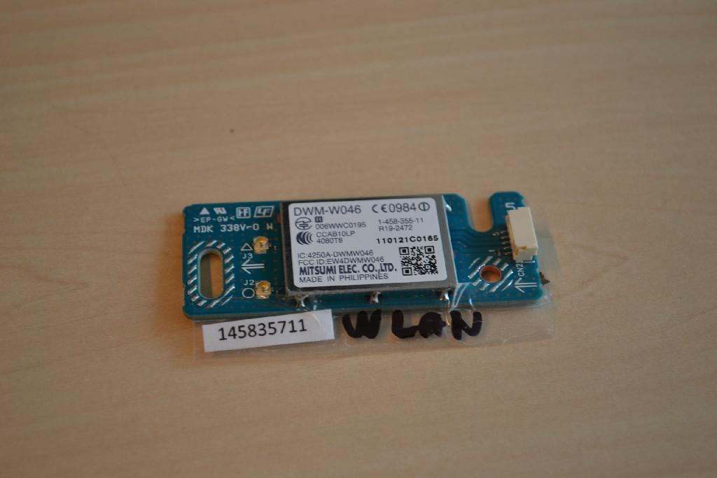 Een WLAN-module met -volgens opgave- onder meer de volgende kenmerken:
- in de vorm van een hybride geïntegreerde schakeling;
- bestemd om te worden ingebouwd in een televisie;
- via de USB-interface wordt de module aangesloten op het moederbord; 
- met afmetingen van (L x B x H) 64 x 25 x 1 mm.
Met de module kan de televisie zich aanmelden in een thuisnetwerk en kan de gebruiker foto’s van bijvoorbeeld een camera of telefoon draadloos ontvangen en op het televisietoestel zichtbaar maken.