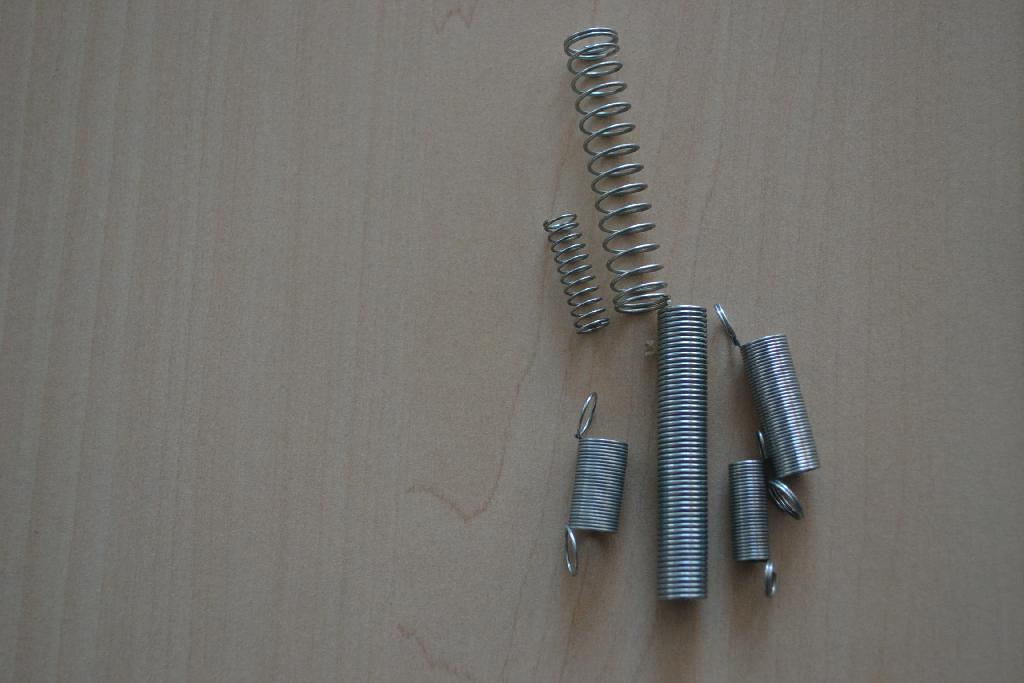 Een set veren, met -volgens opgave- onder meer de volgende kenmerken:
- vervaardigd van verenstaal;
- bestaande uit trekveren;
- 200-delig, met een diameter en een lengte van respectievelijk 5 x 20,5 mm, 8 x 28,5 mm, 5,5 x 25,5 mm, 6,5 
  x 22 mm, 8,5 x 31,5 mm, 8,5 x 47 mm, 8 x 44,5 mm, 7 x 51 mm, 4 x 79,5 mm, 4,5 x 44,5 mm, 7 x 38 mm en 8,5 x 
  36,5 mm. 
De set is opgemaakt voor de verkoop in het klein en wordt aangeboden in een doosje vervaardigd van doorzichtige kunststof.