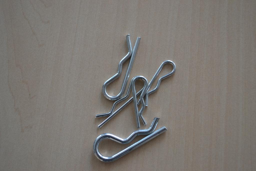 Een set splitpennen, met -volgens opgave- onder meer de volgende kenmerken:
- vervaardigd van carbon staal;
- 500-delig, met afmetingen van respectievelijk 1,6 x 25,4 mm, 2,4 x 25,4 mm, 2,4 x 38,1 mm, 3,2 x 31,2 mm, 
  3,2 x 50,8 mm en 4,0 x 63,5 mm.
De set is opgemaakt voor de verkoop in het klein en wordt aangeboden in een doosje vervaardigd van doorzichtige kunststof.