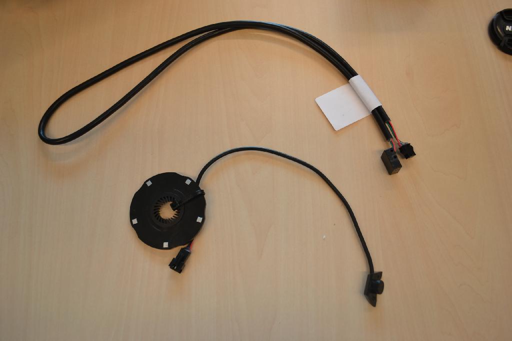 Een speed en crank sensor, speciaal bedoeld voor een e-bike, voor het registreren van het aantal omwentelingen ten behoeve van de controller, met onder meer de volgende kenmerken en uitvoeringen:
- een speedsensor bestaande uit een sensor, een kabel met 
  aansluitstekker en een kunststof ring voorzien van magneten;
- een speedsensor (zoals hierboven vermeld) voorzien van een 
  bevestigingsbeugel van onedel metaal;
- een crank sensor bestaande uit een sensor en een kabel met aansluitstekker. 
Het apparaat wordt aangemerkt als toerenteller voor voertuigen zoals bedoeld bij GS-post 9029 van de gecombineerde nomenclatuur.