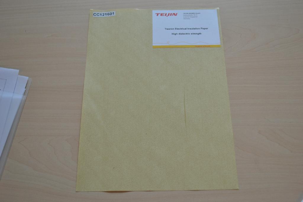 Zogenoemd separatorpapier, met onder andere de volgende kenmerken:
- vervaardigd van meer dan 97% aramidevezels en minder dan 3% restmateriaal op cellulose basis;
- een dikte van -volgens opgave- 30 µm;
- een gewicht van 20 g/m²;
- poreus;
- met afmetingen van 29,5 x 21 cm.
Het artikel is bestemd voor gebruik als antistatische scheiding tussen lition accucellen. Indeling als papier onder GS-post 4806 van de gecombineerde nomenclatuur kan niet plaatsvinden. Omdat het samengestelde artikel voor het grootste gedeelte uit synthetische vezels bestaat, wordt het wezenlijke karakter hieraan toegekend. Het artikel moet worden aangemerkt als een gebonden textielvlies van synthetische filamenten, met een gewicht van niet meer dan 25 g/m².