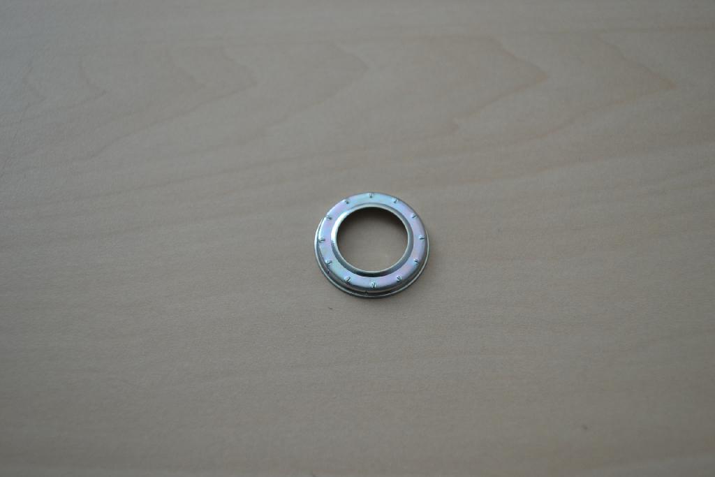 Een sluitring, met -volgens opgave- onder meer de volgende kenmerken:
- een dichting voor een airconditioner;
- vervaardigd van staal, geplateerd met zink en chroom,
  met een dikte van 4 tot 10 µm;
- zonder schroefdraad;
- voorzien van een opstaande rand aan de buitenzijde;
- een buitenste diameter van 24,4 mm;
- een hoogte van 3,35 cm.