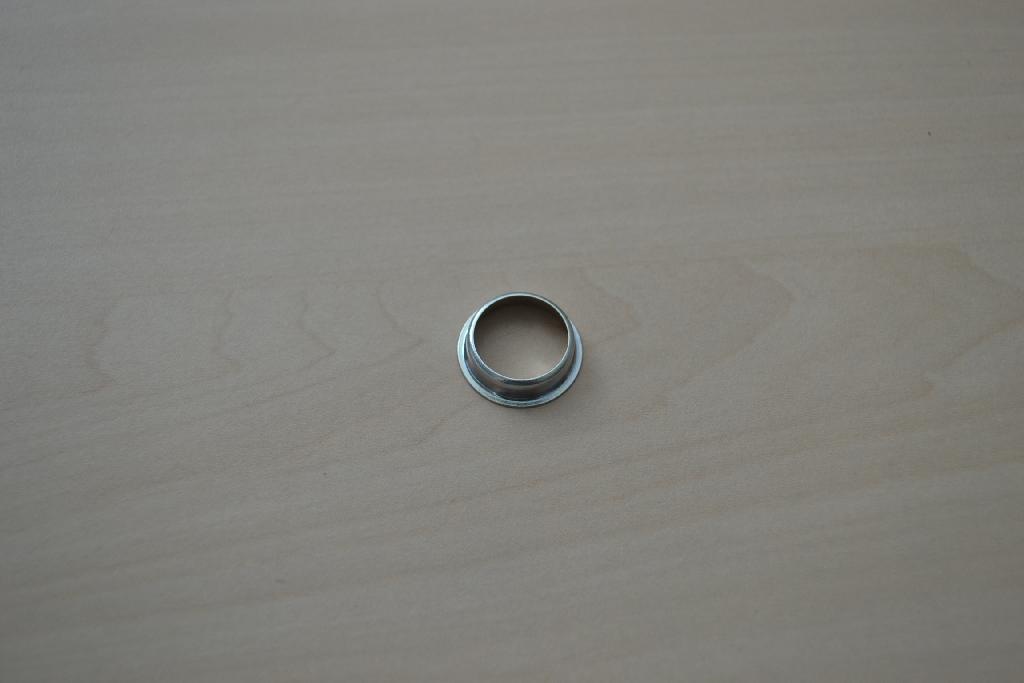 Een sluitring, met -volgens opgave- onder meer de volgende kenmerken:
- een dichting voor een airconditioner;
- vervaardigd van staal, geplateerd met zink en chroom,
  met een dikte van 4 tot 10 µm;
- zonder schroefdraad;
- voorzien van een opstaande rand aan de buitenzijde;
- een buitenste diameter van 20,35 mm;
- een hoogte van 5 mm.