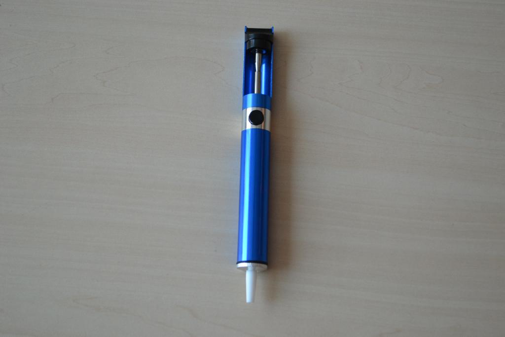 Een zogenoemde desoldeerpomp met onder meer de volgende kenmerken:
- vervaardigd van aluminium;
- een verwisselbare tip van teflon;
- geheel demonteerbaar;
- voorzien van een drukknop voor het opzuigen van vloeibaar tin;
- met afmetingen van 18 x 195 mm;
- een diameter van 20 mm en een gewicht van 70 gram.
Het artikel is bedoeld om vloeibaar tin op te zuigen bij het demonteren van halfgeleiders of componenten. Het artikel is opgemaakt voor de verkoop in het klein en wordt aangeboden in een blisterverpakking.