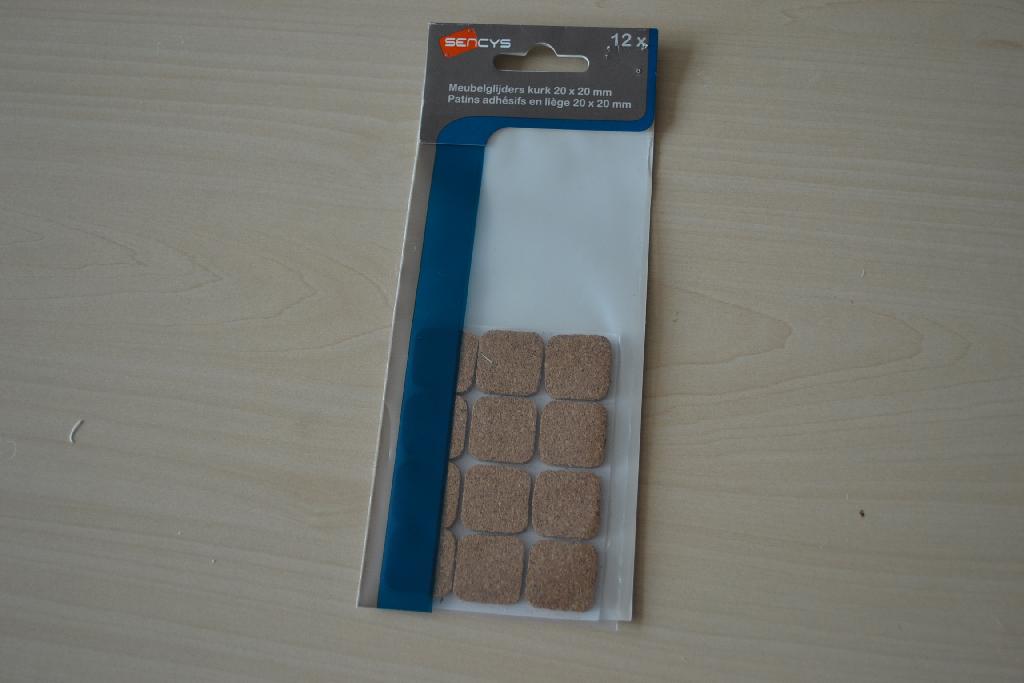 Plaatjes van kurk, met -volgens opgave- onder meer de volgende kenmerken:
- in een vierkante vorm
- gemaakt van geagglomeerde kurk;
- zelfklevend;
- met afmetingen van 20 x 20 mm
- met een dikte van 3 mm.
Het artikel is bestemd om onder de poten van meubelen te bevestigen.
Het artikel is opgemaakt voor de verkoop in het klein en wordt aangeboden in een verpakking á 12 stuks.