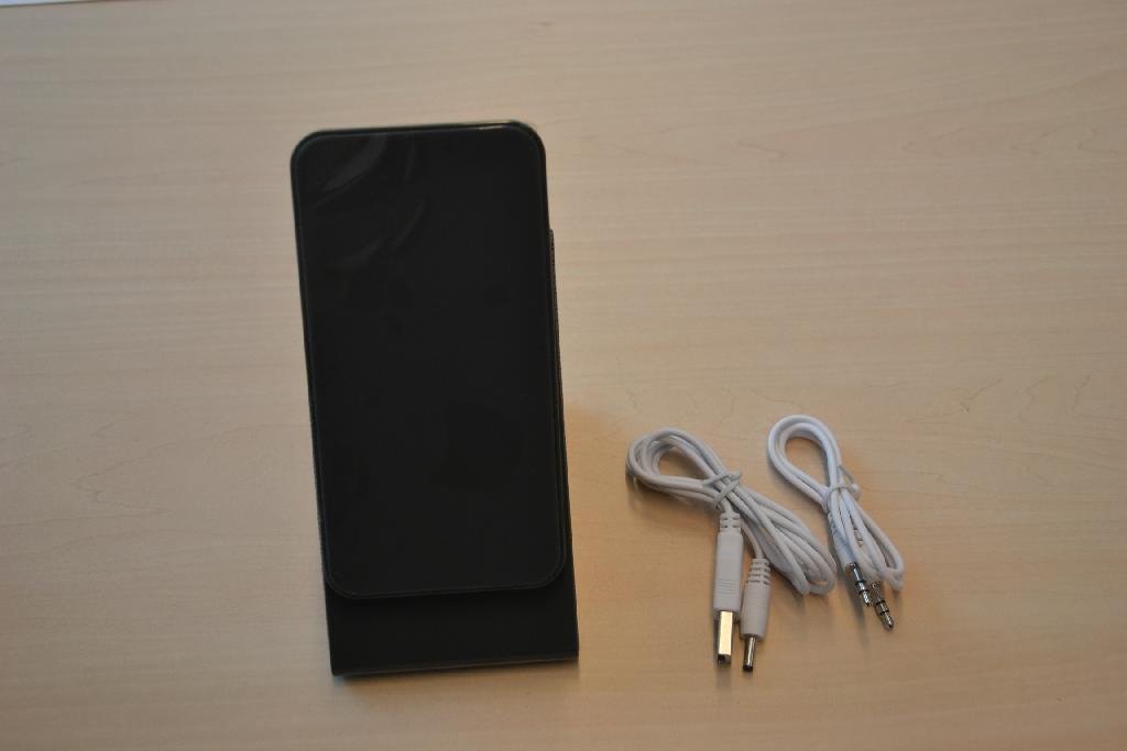 Een combinatie van een standaard en een luidspreker voor een mobiele telefoon, met onder andere de volgende uiterlijke en technische kenmerken:
- 2 x 1 Watt luidsprekers;
- werkend op 3 AAA-batterijen of via een USB-aansluiting;
- een kantelbaar draagvlak voor de mobiele telefoon, voorzien van een anti-slip oppervlak;
- driehoekig van vorm;
- een metalen luidsprekerrooster aan beide zijden;
- voorzien van een aan- en uitschakelaar;
- aansluitingen voor een 3,5 mm audio-stekker en een USB-voedingskabel;
- een batterijvak aan de onderzijde;
- met afmetingen van 13 x 11 x 7,5 cm.
Het artikel is opgemaakt voor de verkoop in het klein in een kartonnen doos en wordt tezamen verpakt met niet karakterbepalende goederen zoals een handleiding, een audio-kabel en een USB-voedingskabel. Het wezenlijke karakter van het artikel wordt toegekend aan de luidsprekers zoals bedoeld bij GS-post 8518 van de gecombineerde nomenclatuur.