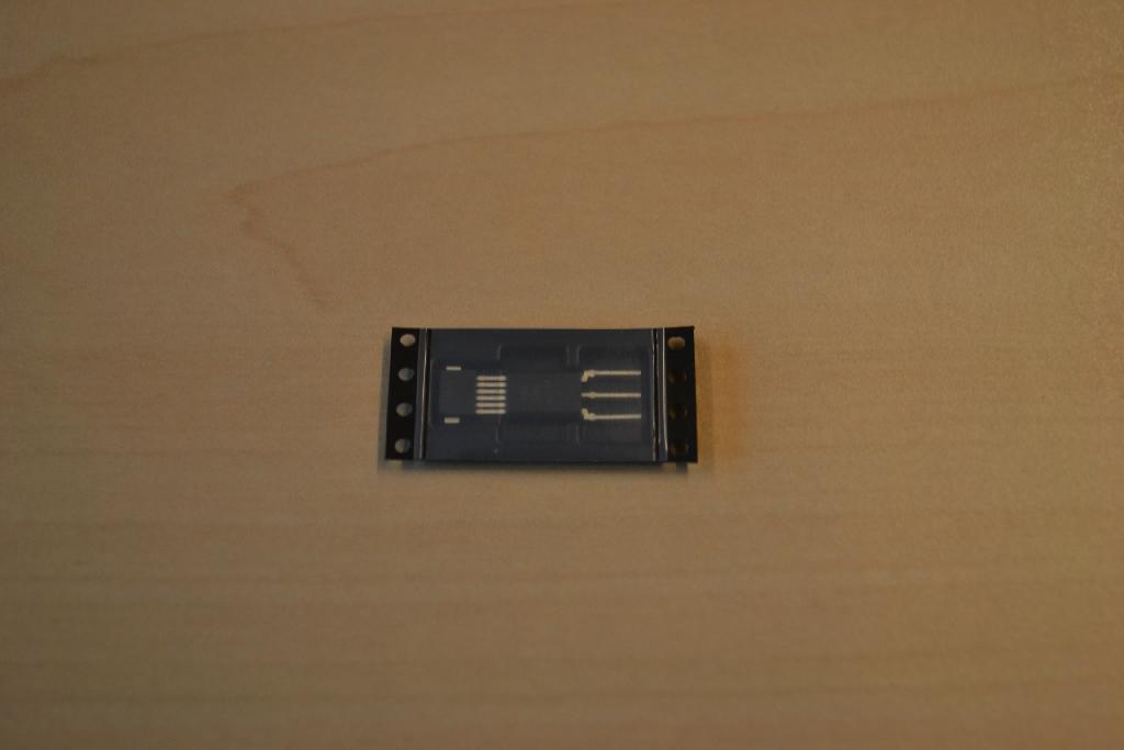 Een samengesteld artikel, zijnde een multichip met onder meer de volgende kenmerken:
- in een behuizing van kunststof;
- 2 geïntegreerde schakelingen op een leadframe;
- met 3 aansluitpinnen voor voltage, grond en analoge output of data interface;
- al dan niet voorzien van diodes of condensatoren;
- 6 interconnectiondraden;
- voor het meten, al dan niet in een hoek, van het aantal omwentelingen van tandwielen;
- is werkzaam in een magnetisch veld;
- voor gebruik in voertuigen;
- in rechthoekige vorm;
- met afmetingen van 2,2 x 0,7 cm.
Het product geeft pulsen door naar een on-chip kalibratie microcontroller. Het product heeft alle kenmerken van een sensor zoals bedoeld bij GS-post 9029 van de gecombineerde nomenclatuur.