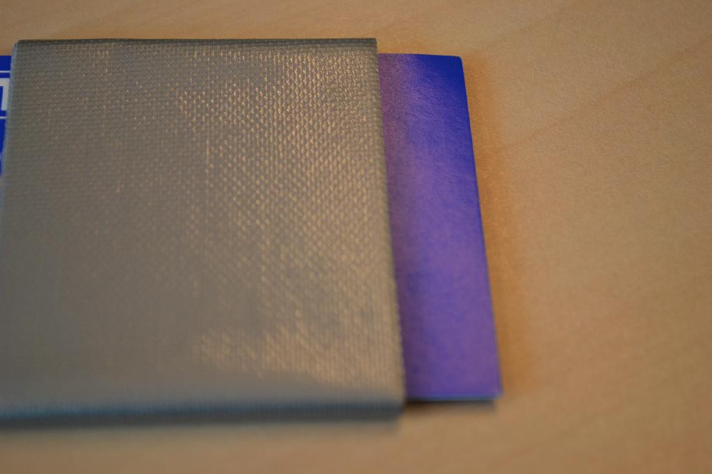 Een rol zogenoemd ducttape met onder meer de volgende kenmerken en eigenschappen:
- in de verschijningsvorm van een stuk tape met een grijze deklaag en een witte plaklaag;
- de tape is opgebouwd uit een weefsel van synthetische textielvezels, aan de bovenzijde voorzien van een
  deklaag van voornamelijk polyethyleen en aan de onderzijde voorzien van een soort harsachtige witte 
  kleeflaag.