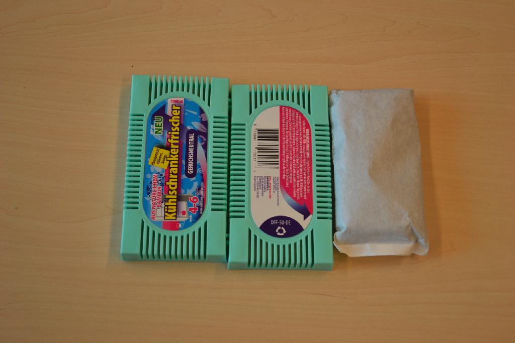 Een zogenoemde koelkast verfrisser met onder meer de volgende kenmerken en eigenschappen:
- voorzien van geactiveerde houtskool, geproduceerd uit bamboe, verpakt in een filterpapierzakje;
- in de verschijningsvorm van zwarte korrels;
- wordt aangeboden in een behuizing van kunststof met afmetingen
  van (L x B x H) 13,9 x 7,3 x 3,3 cm.
Het product wordt gebruikt om geurtjes in de koelkast op te nemen. Het wezenlijke karakter wordt toegekend aan de actieve kool zoals bedoeld bij GS-post 3802 van de gecombineerde nomenclatuur.