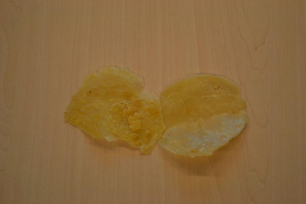 Een bereiding van noten met –volgens opgave- onder meer de volgende kenmerken:
- van melindjoenoten (gnetum gnemon);
- een gele harde dunne gekartelde schijf;
- gebrand;
- gedroogd in de zon;
- platgeslagen met een hamertje.
Het product wordt aangeboden in een verpakking met een netto inhoud van meer dan 1 kg.
