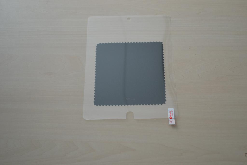 Een assortiment bestaande uit:
- een zelfklevend, donker, transparant vel van polyvinylchloride, voorzien van een beschermlaag van 
  polyester, bestemd voor het plaatsen op het scherm van een tablet;
- het kunststof vel is inwendig voorzien van een rasterpatroon, waardoor het onderliggend beeld van de 
  tablet alleen leesbaar is vanuit een rechte invalshoek;
- de folie is niet vervaardigd van een polariserende stof;
- het kunststof vel heeft afgeronde hoeken en uitsparingen voor een cameralens en de aan-/uitknop;
- een reinigingsdoekje van textiel;
- een kaartje van papier voor het aanbrengen.
Het wezenlijke karakter van het assortiment wordt bepaald door het zelfklevende folie van kunststof met een optisch effect zoals bedoeld bij GN-onderverdeling 9001 90 00 van de gecombineerde nomenclatuur. De screen protector is verkrijgbaar in verschillende afmetingen en/ of kleuren. Het geheel is opgemaakt voor de verkoop in het klein en is tezamen verpakt met een gebruiksaanwijzing in een kartonnendoosje.