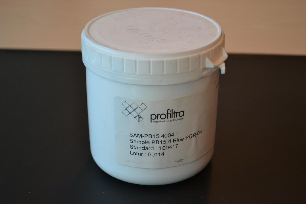 Een synthetische organische kleurstof, met onder meer de volgende kenmerken:
- een blauw pigment poeder;
- een organische pigmentstof;
- voor toepassing in inkt, verf, plastic, rubber en textiel. 
De kleurstof C.I. Pigment Blue 15 bestaat uit koper(II)-ftalocyanine en komt voor in verschillende kristalstructuren. Elke kristalstructuur geeft het pigment een andere kleur en stabiliteit. De verschillende kristalstructuren worden onderscheiden door een numeriek achtervoegsel in de naam (:0 tot :6).