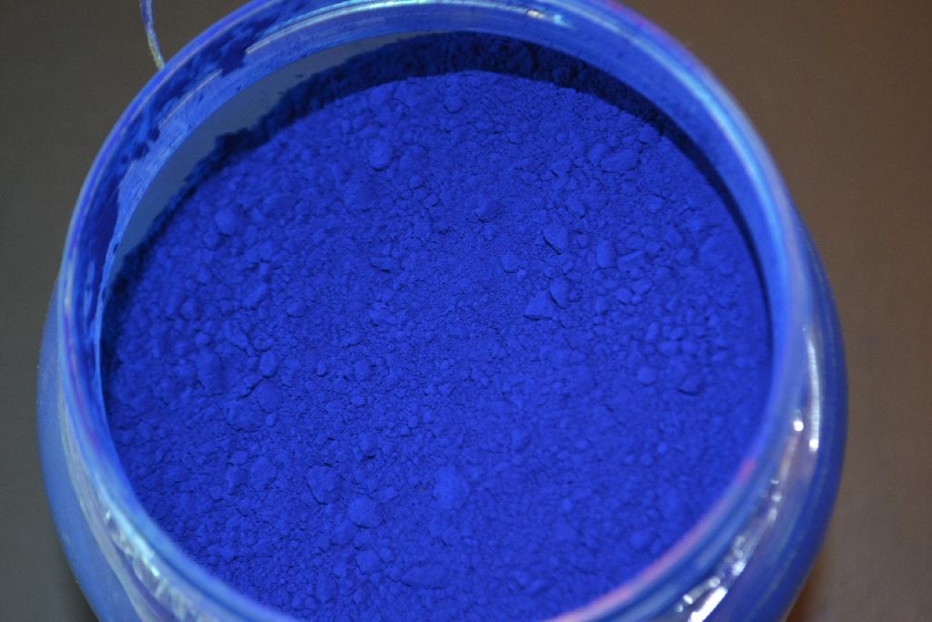 Een synthetische organische kleurstof, met onder meer de volgende kenmerken:
- een blauw pigment poeder;
- een organische pigmentstof;
- voor toepassing in inkt, verf, plastic, rubber en textiel. 
De kleurstof C.I. Pigment Blue 15 bestaat uit koper(II)-ftalocyanine en komt voor in verschillende kristalstructuren. Elke kristalstructuur geeft het pigment een andere kleur en stabiliteit. De verschillende kristalstructuren worden onderscheiden door een numeriek achtervoegsel in de naam (:0 tot :6).