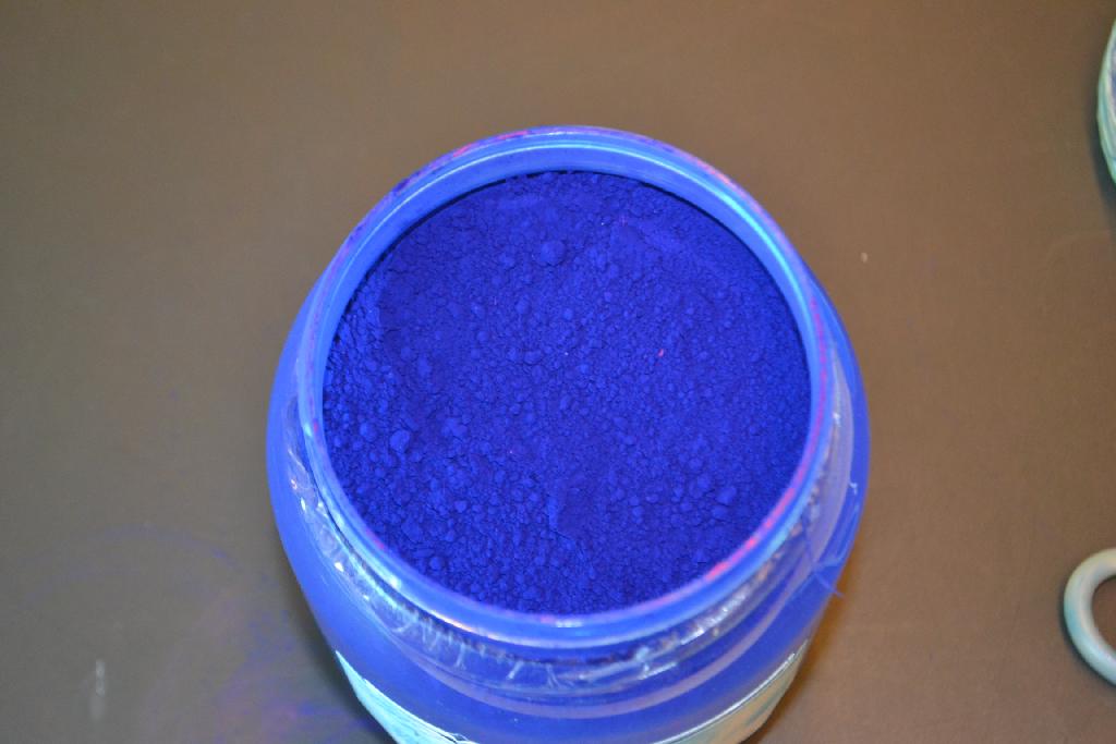 Een synthetische organische kleurstof, met onder meer de volgende kenmerken:
- een blauw pigment poeder;
- een organische pigmentstof;
- voor toepassing in inkt, verf, plastic, rubber en textiel. 
De kleurstof C.I. Pigment Blue 15 bestaat uit koper(II)-ftalocyanine en komt voor in verschillende kristalstructuren. Elke kristalstructuur geeft het pigment een andere kleur en stabiliteit. De verschillende kristalstructuren worden onderscheiden door een numeriek achtervoegsel in de naam (:0 tot :6).
