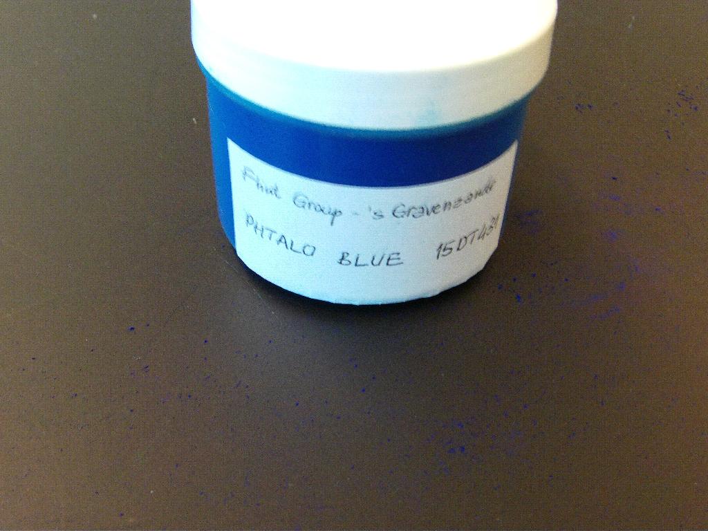 Een synthetische organische kleurstof met onder meer de volgende kenmerken:
- pigmenten in poedervorm;
- met een blauwe kleur;
- kleurstof C.I. Pigment Bleu 15:3;
- voor toepassing in coldset, heatset en sheetfed drukinkt.
Het product wordt aangemerkt als een synthetische organische kleurstof, ook indien chemisch welbepaald zoals bedoeld bij GS-post 3204 van de gecombineerde nomenclatuur.