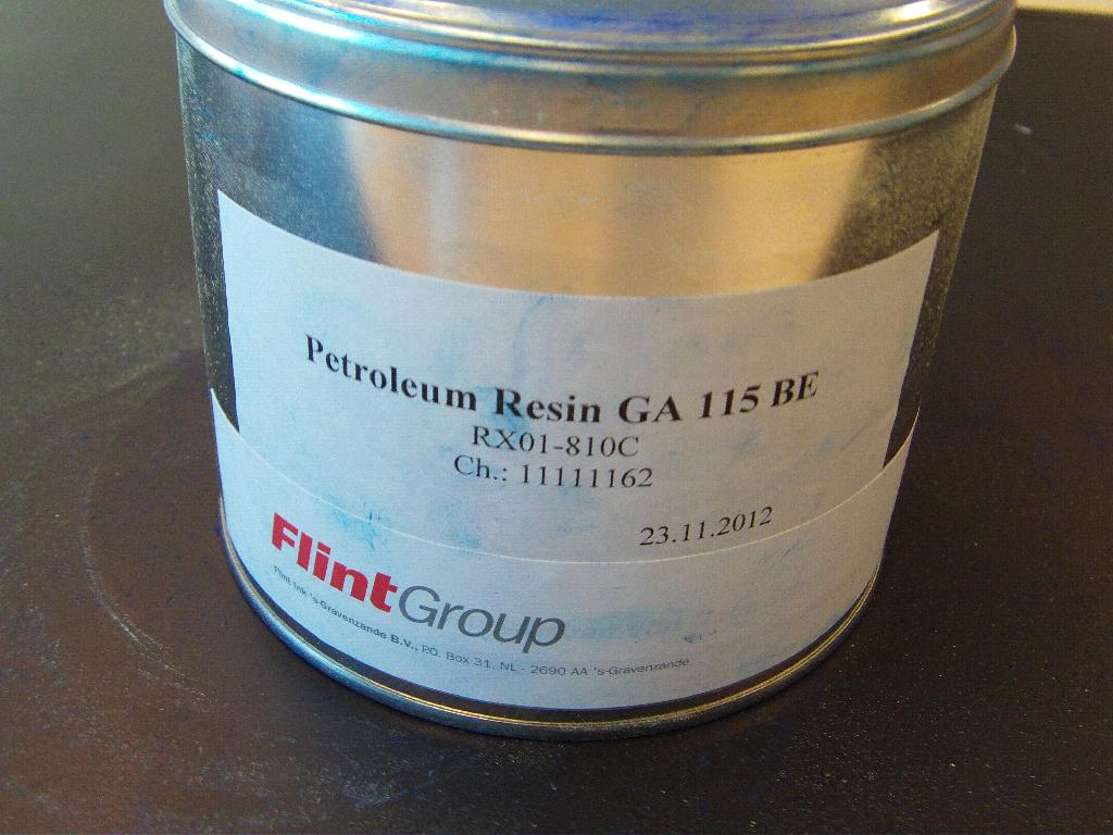 Een hars met -volgens opgave- onder meer de volgende kenmerken en ingrediënten:
- roodbruine korrels;
- een niet gehydrogeneerde petroleumhars;
- bestaat hoofdzakelijk uit C8 tot C10 alkenen;
- bestaat uit 10% tot 40% dicyclopentadieen.
Het product is geschikt als industriële verf, als primer, of als plastificeerdrager in kunststof.