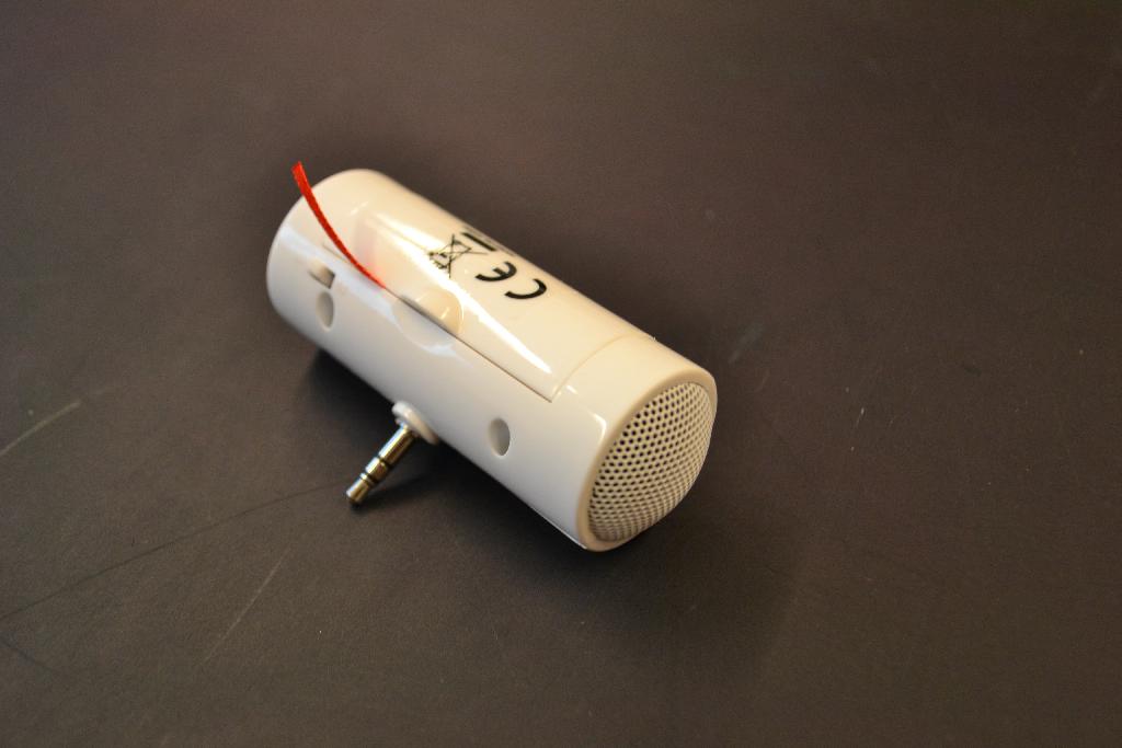 Een luidspreker voor diverse apparaten, met onder andere de volgende uiterlijke en technische kenmerken:
- in een cylindervorm;
- in een behuizing van kunststof;
- 2 x 1 Watt luidsprekers;
- een metalen luidsprekerrooster aan beide zijden;
- voorzien van een aan- en uitschakelaar;
- werkzaam in combinatie met iPad, iPod, MP3 en MP4 spelers en smartphones;
- voorzien van een 3,5 mm audio-plug;
- een batterijvak aan de zijkant;
- werkend op 2 AAA-batterijen;
- met lengte van 8,5 cm;
- met een diameter van 3 cm.
Het artikel is opgemaakt voor de verkoop in het klein in een kartonnen doos en wordt tezamen verpakt met een handleiding.