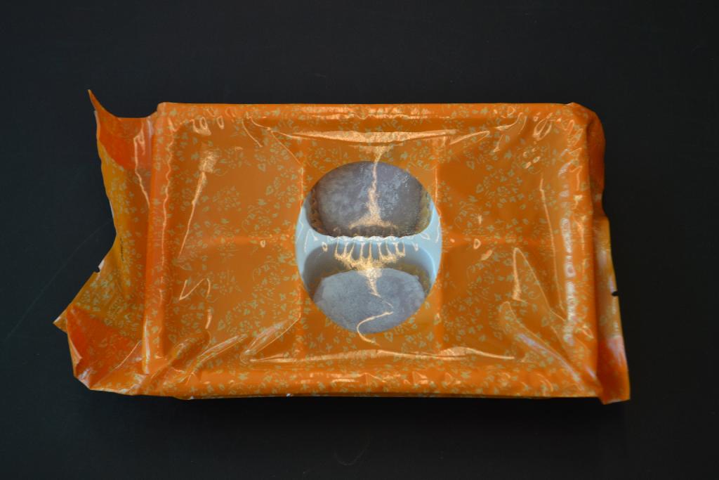 Kleefrijstcake met -volgens opgave- onder andere de volgende kenmerken en ingrediënten:
- in de vorm van een bolletje;
- met een bruine kern;
- maltose;
- suiker;
- kleefrijst;
- zetmeel;
- plantaardige olie;
- taro pasta;
- aroma;
- FD & C kleurstof blauw nummer 1
- FD & C kleurstof rood nummer 40;
- conserveermiddel.
Het product moet aangemerkt worden als een suikerwerk zonder cacao zoals bedoeld bij GN-onderverdeling 1704 90 99 van de gecombineerde nomenclatuur. Het product is opgemaakt voor de verkoop in het klein en wordt aangeboden in een kartonnen doos met een onmiddellijke inhoud van 6 stuks à 35 gram.