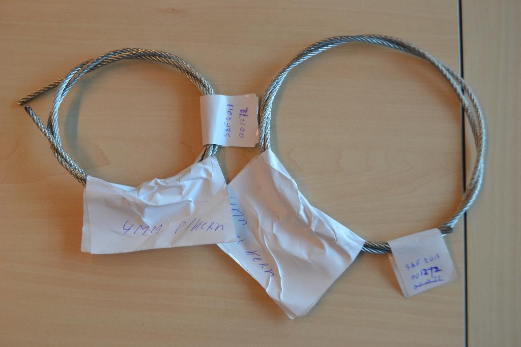 Een kabel, met onder meer de volgende kenmerken:
- de staaldraden zijn verzinkt;
- de staaldraden bestaan uit strengen die sterk ineen zijn gedraaid ,al dan niet voorzien van een kern van 
  textielstof van polypropyleen;
- wordt aangeboden op klossen met een lengte variërend van 250 tot en met 1000 m;
- de afmetingen van de strengen zijn -volgens opgave- van 3 mm;
- een dwarsdoorsnede van meer dan 3 en minder dan 12 mm.
