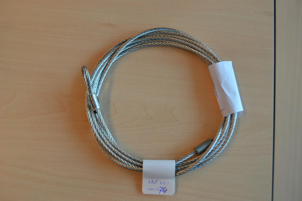 Een kabel, met onder meer de volgende kenmerken:
- de staaldraden zijn verzinkt;
- de staaldraden bestaan uit strengen die sterk ineen zijn gedraaid;
- één uiteinde is voorzien van een lus vastgezet met een klem;
- één uiteinde is voorzien van een eindstuk;
- wordt aangeboden in diverse afmetingen
- een dwarsdoorsnede van meer dan 3 en minder dan 12 mm.