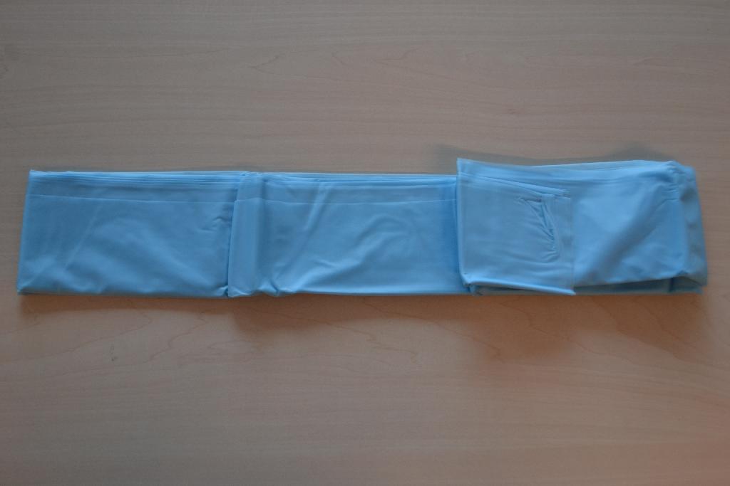 Een vel met onder meer de volgende kenmerken:
- vervaardigd van polyvinylchloride;
- voorzien van een regelmatig patroon van ruitvormige inkepingen;
- geen aantoonbare celstructuur;
- met een dikte van circa 0,1 mm;
- in rechthoekige vorm;
- met afmetingen van 120 x 160 cm.
Het artikel wordt gebruikt als matrasbeschermer tijdens ziekte of bevalling. Het product is per stuk hygiënisch verpakt en wordt aangeboden in een overdoos van 100 stuks.