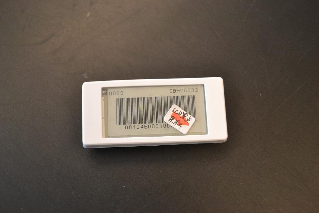 Een zogenoemde electronic shelf label, met onder meer de volgende uiterlijke en technische kenmerken:
- in een behuizing van kunststof;
- een 2 of 2,7 inch lcd scherm;
- 200 x 96 of 264 x 176 pixels;
- een 8 bit cpu;
- een geheugen van 8k (RAM) en 128 Kb (flash);
- een oplaadbare lithium 2x 600 mAh knoopbatterij;
- een 2,4 gHz radiofrequentie ontvanger;
- geeft zowel nummeriek als afbeeldingen weer; 
- met afmetingen van 62,7 x 31,2 x 10,9 of 78 x 54,5 x 12,5 mm.
Het product wordt gebruikt in winkels om prijzen van producten te tonen, die door middel van radiofrequentie (aangestuurd door een automatische gegevensverwerkende machine) aangepast kunnen worden.
