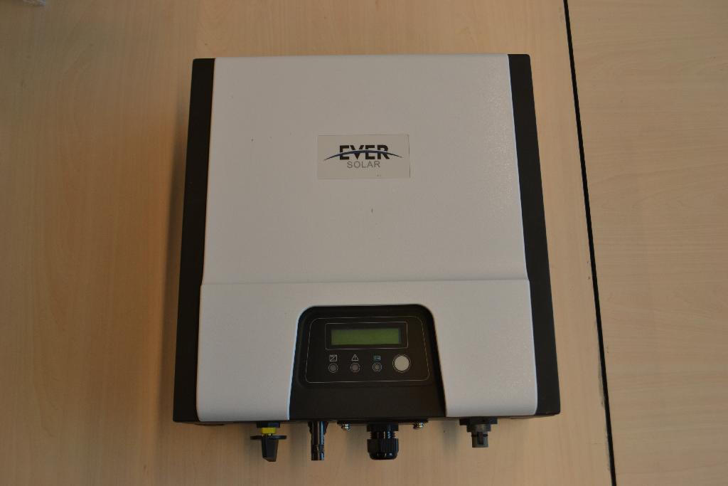 Een enkelfase net-gekoppelde omvormer met -volgens opgave- onder meer de volgende uiterlijke en technische kenmerken: 
- bestemd voor gebruik in kleine systemen tot 9 zonnepanelen;
- in een behuizing van metaal;
- de omvormer kan zowel binnen als buiten worden opgesteld;
- voorzien van 3 led displays en 1 LCD display;
- maximaal 1650 W (AC) en 8,3A (AC);
- de net-koppelde omvormer maakt van de gelijkstroom afkomstig van de zonnepanelen wisselstroom 230 V 50 Hz; 
- voorzien van AC- en DC- aansluitingen, een beschermingsgraad IP 65 en uitgebreide foutdetectie functies;
- met een vermogen van (AC/wisselstroom) in kilo Volt Ampère (kVA) van 1,5 kVA;
- met afmetingen van (L x B x H) 414 x 360 x 148 mm en een gewicht van 15,3 kg.