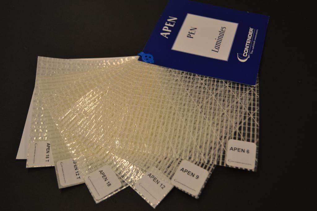 Vellen van kunststof, met onder andere de volgende kenmerken:
- doorzichtig;
- bestaande uit een zwart weefsel van polyamide vezels, aan beide zijden bedekt met een laag   
  polyethyleen tereftalaat die met het blote oog kan worden waargenomen;
- zonder celstructuur;
- volgens opgave met een breedte van 152 cm.
Het product is bestemd voor de vervaardiging van zeilen.