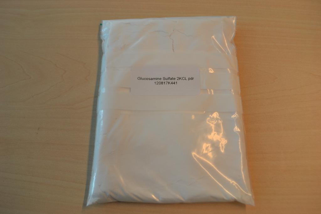 Een wit poeder bestaande uit onder meer:
- glucosaminesulfaat;
- kaliumchloride.
Het product wordt aangeboden in drums van 25 kg.