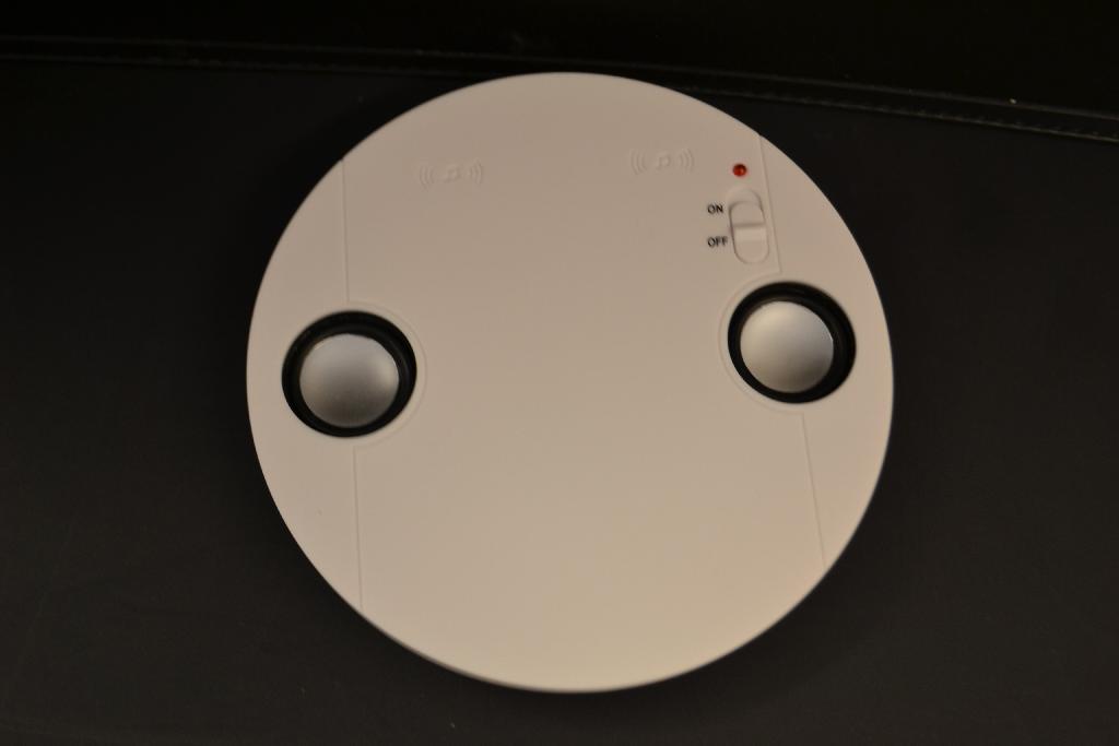 Een zogenoemde ABS luidspreker, met onder meer de volgende uiterlijke en technische kenmerken:
- bestaande uit een ronde voorgevormde kunststof behuizing met 
  2 luidspreker van 2 Watt;
- elektrisch werkend door middel van 3 AAA batterijen;
- voorzien van een magnetische interactietechnologie speciaal 
  bedoeld voor mobiele telefoons;
- aan de bovenzijde voorzien 2 uitsparingen voor de 
  luidsprekers en een aan-/uit knop; 
- met een diameter van ongeveer 14 cm.
Het artikel is opgemaakt voor de verkoop in het klein en is tezamen verpakt met een gebruiksaanwijzing.